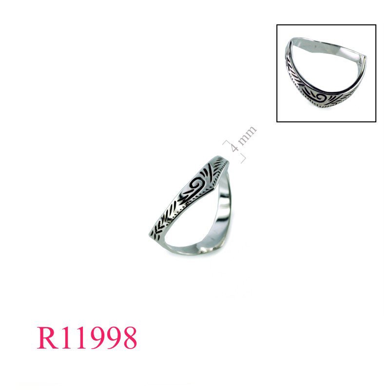 <p>Ring, engraved zig zag shape.</p>