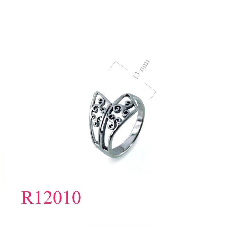 <p>Triskelion Ring, Triskelions design.</p>