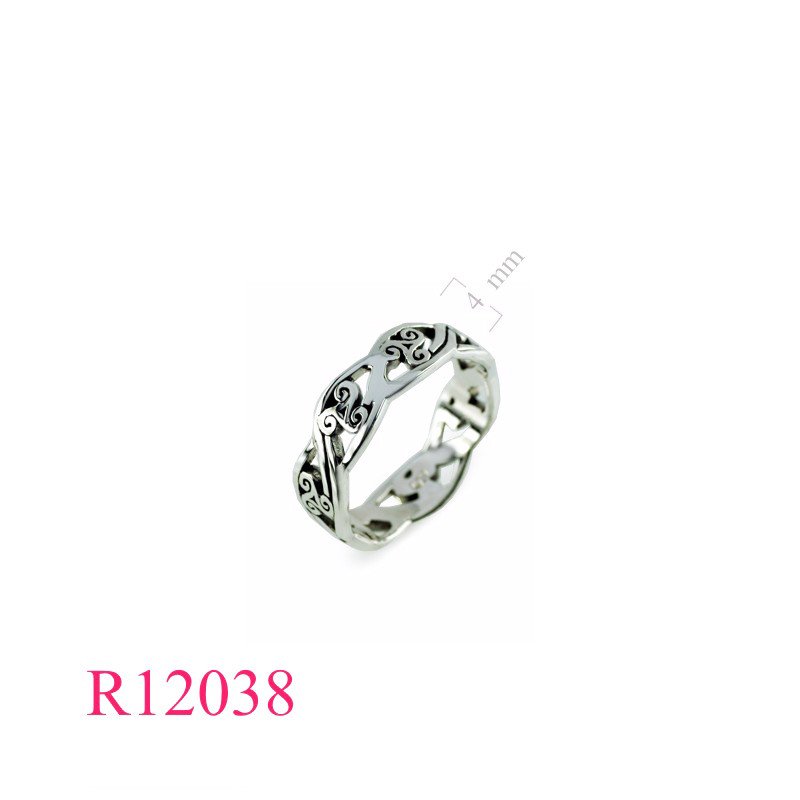 <p>Triskelion Ring, opend Triskelion design.</p>
