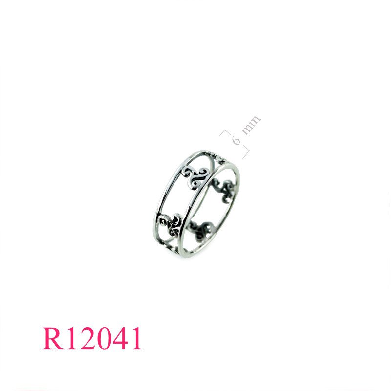 <p>Band Lion Ring, Triske Ring, Triskes opened.</p>