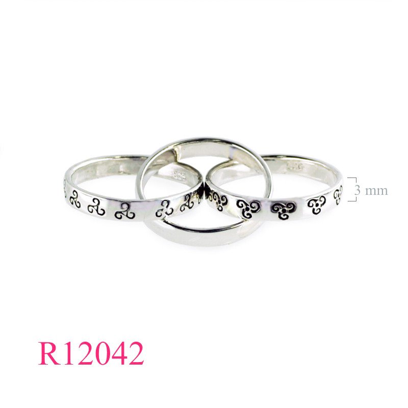 <p>Band Lion Ring, Triske Ring, 3 bands Triskes design.</p>