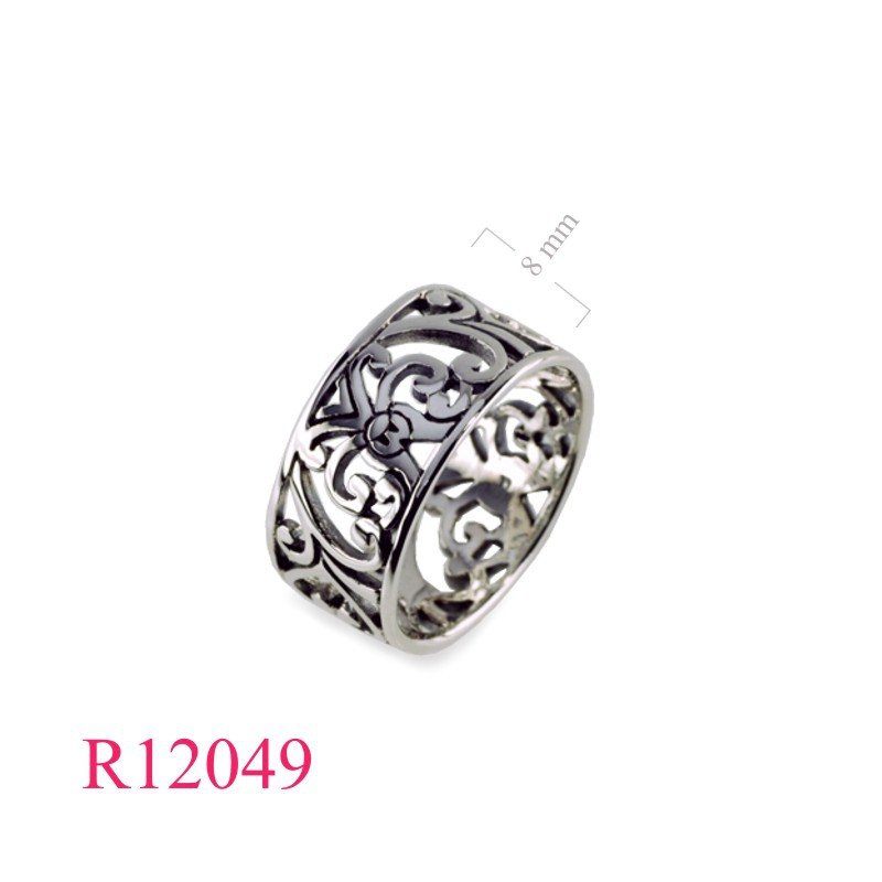 <p>Band Ring, cut out design.</p>