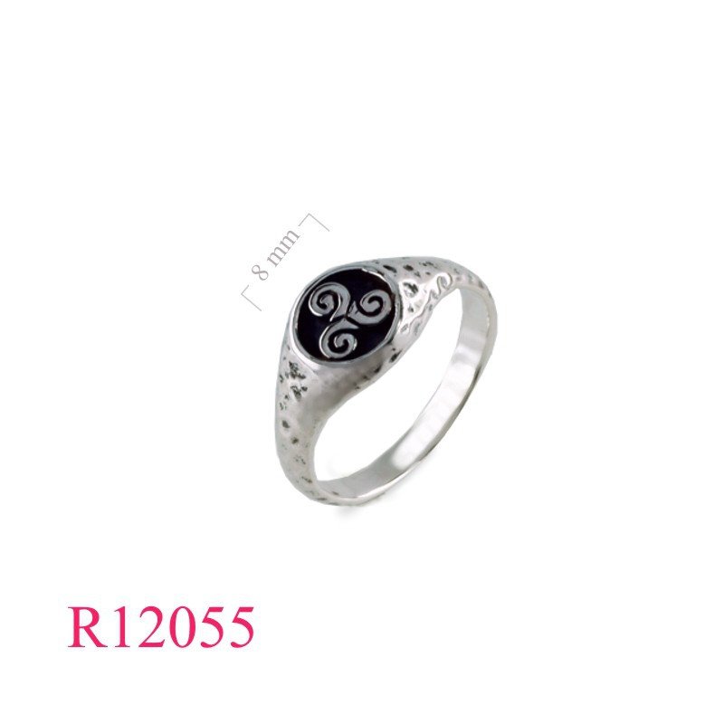 <p>Triskelion Ring, Triskelion design hammered shank.</p>