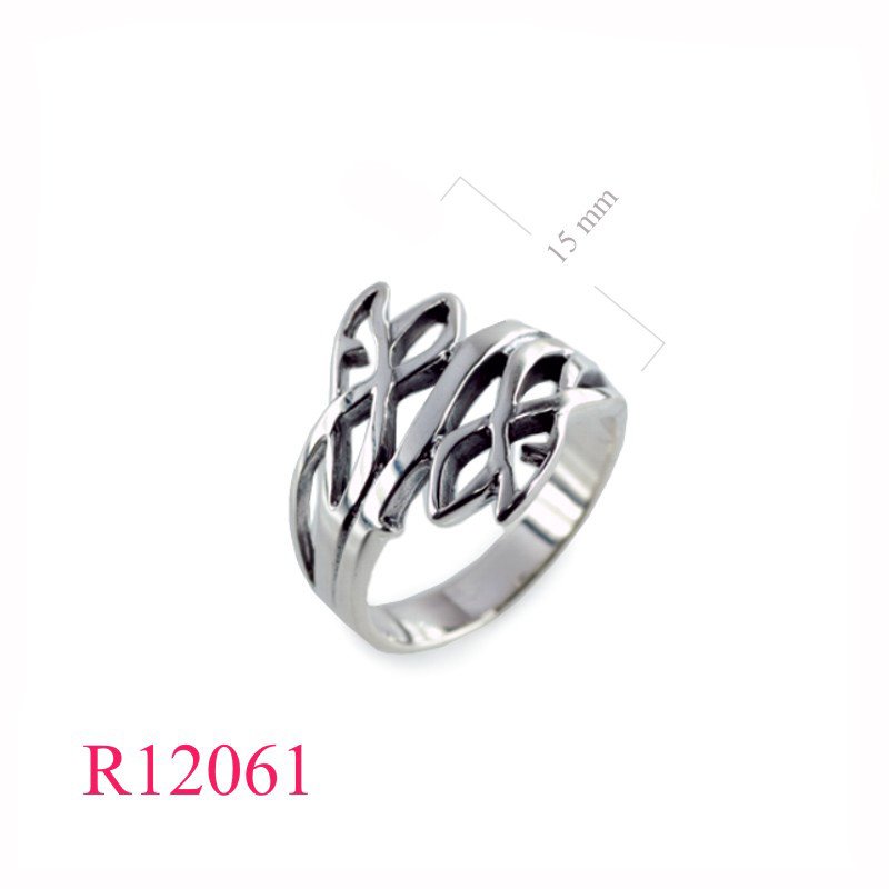 <p>Ring, opened ivy design.</p>