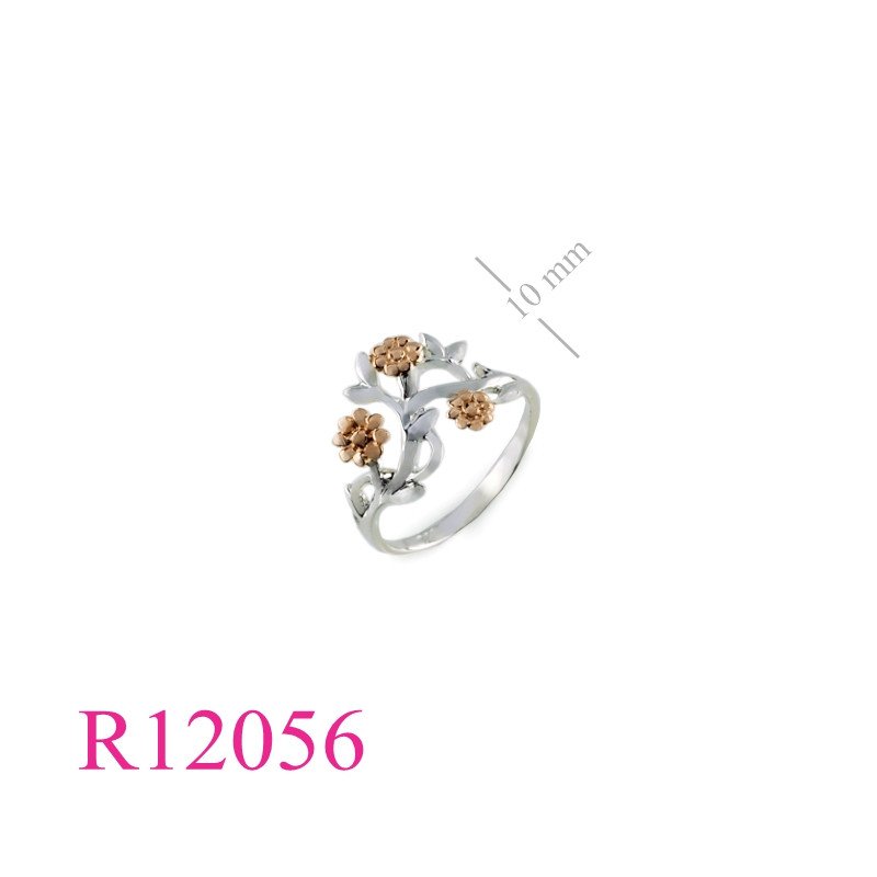 <p>Ring, 3 flowers design.</p>