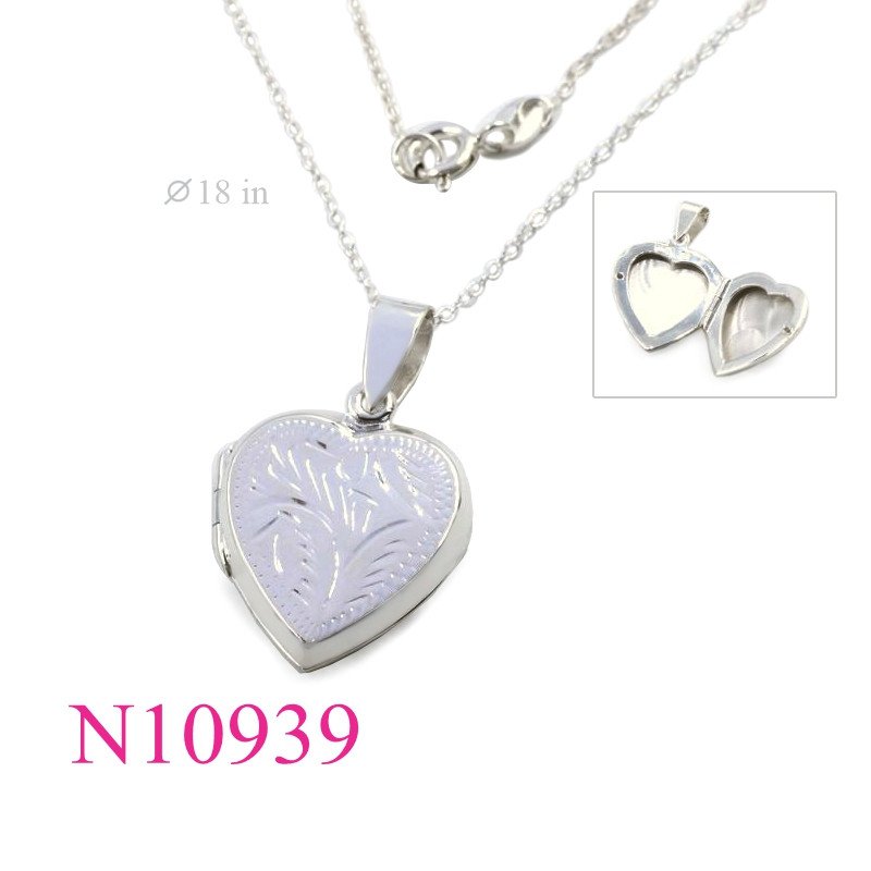 <p>Necklace, 18 inches chain and 20mm heart locket.</p>