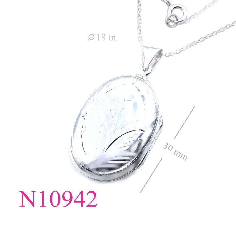 <p>Necklace, 18 inches chain and 24x33mm oval engraved locket.</p>