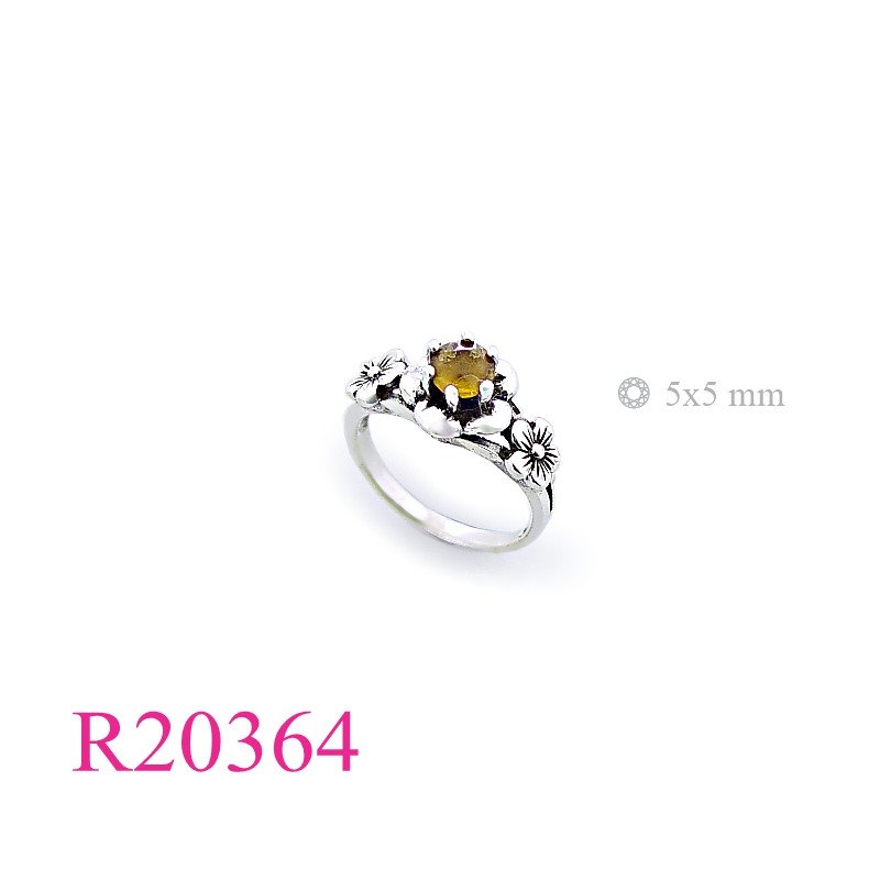 <p>Ring, 3 flowers with 5mm round stone.</p>