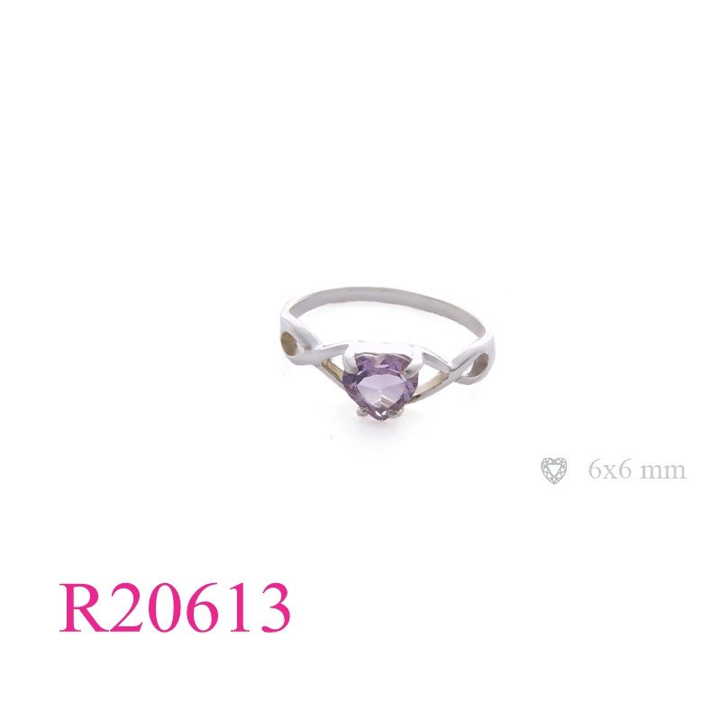 <p>Ring, 6mm heart stone.</p>