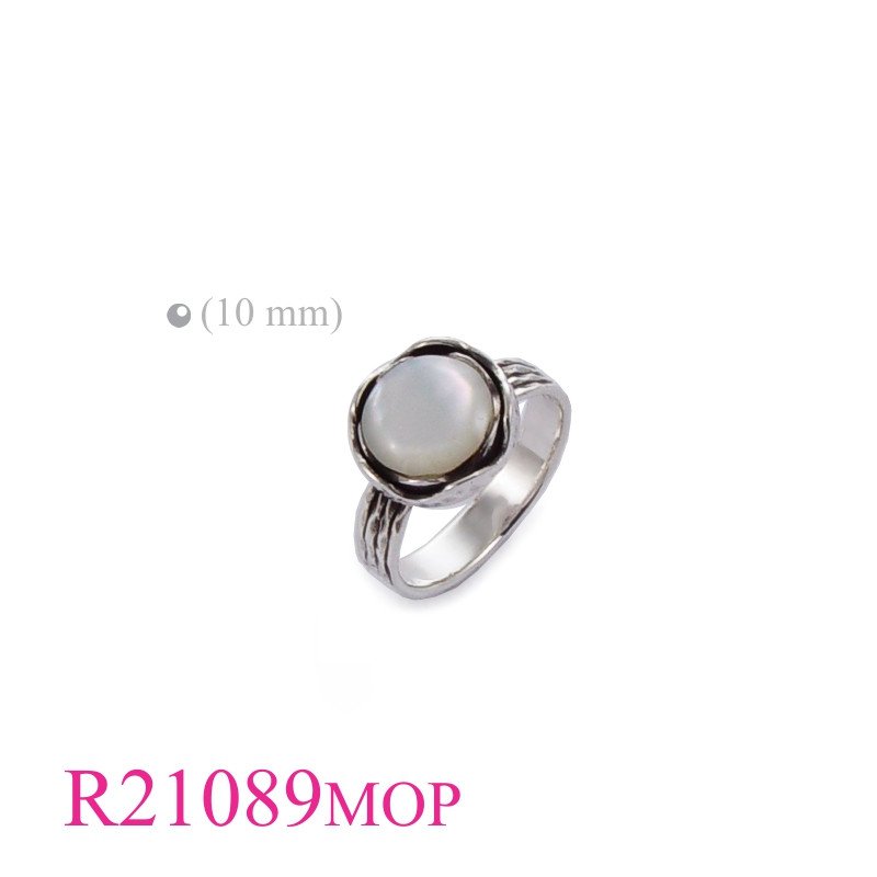<p>Ring, hammered wire shank with round cabochon Swarovski perl (Big sizes).</p>