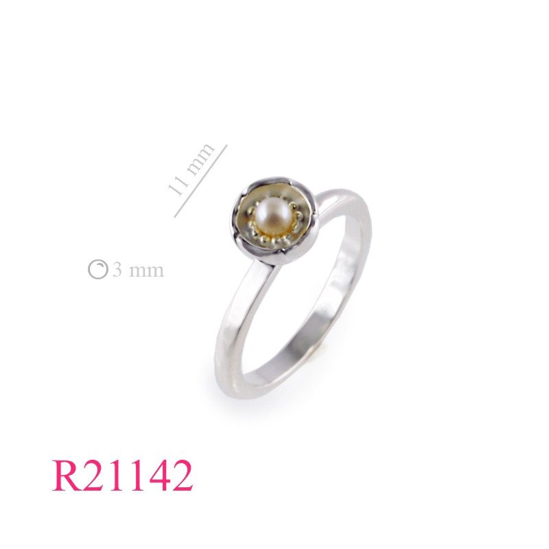<p>Ring, flower with small PP perl.</p>