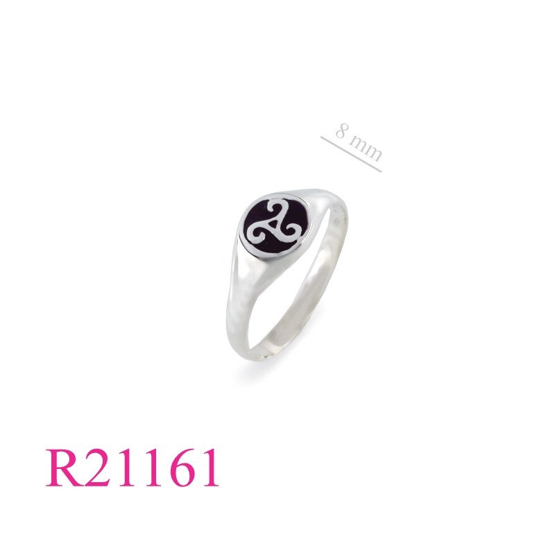 <p>Ring, Triskellion in round enamel.</p>