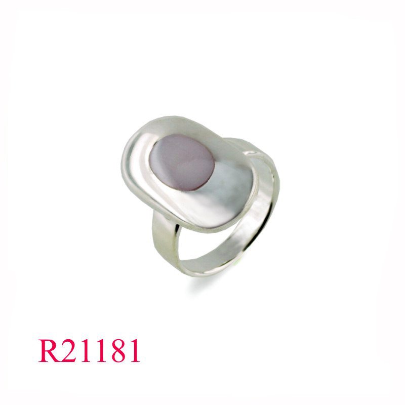 <p>Ring, oval design.</p>
