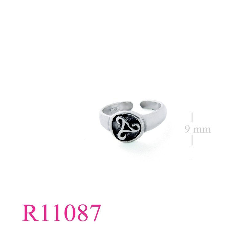 <p>Ring, toe, swirls.</p>